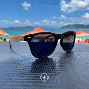 Malibu – Preto / Madeira Natural / Lente Azul Espelhada