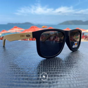 Malibu – Preto / Madeira Natural / Lente Cinza